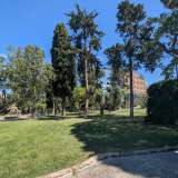 Qui il giardino si allarga in un enorme parco di oltre 23.000 metri quadri che circonda tutto l�edificio
